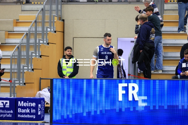 Paul Zipser (9; MLP Academics Heidelberg) am Spielfeldrand