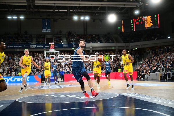 Spielaktion mit Mateo Seric (21; MLP Academics Heidelberg) und James Woodard (10; EWE Baskets Oldenburg)