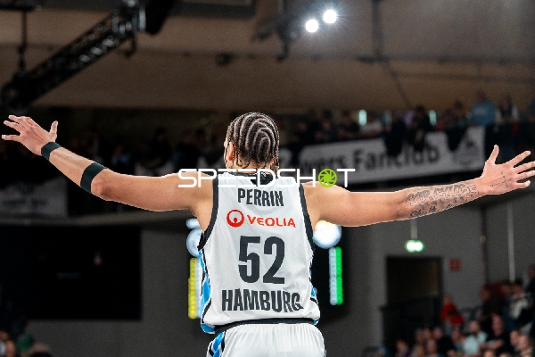 Zacharie Perrin (52; Veolia Towers Hamburg) am Spielfeldrand