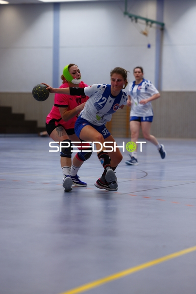 Intensiver Zweikampf im Handballspiel