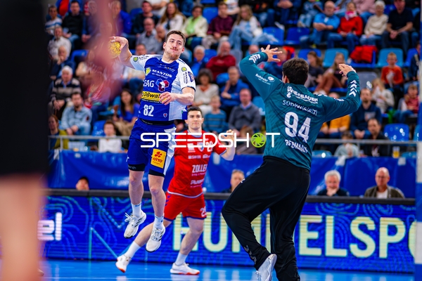 Ivan Snajder (82, ThSV Eisenach) wirft aufs Tor