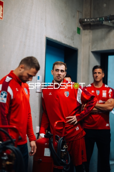 Tom Wolf (10; SG BBM Bietigheim) und Fabian Wiederstein (18; SG BBM Bietigheim) warten