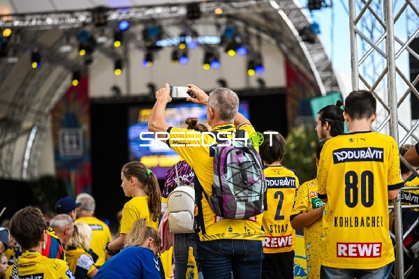 Zuschauer beim Saisoneröffnungsevent