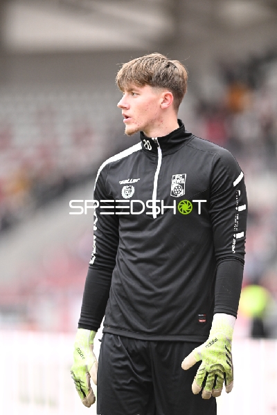 Torwart Jaden Rodtnick (20; FC Rot Weiß Erfurt) beim Aufwärmen