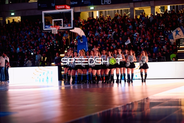 Halbzeitshow mit Cheerleadern