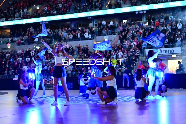 Cheerleader-Performance in der SAP-Arena