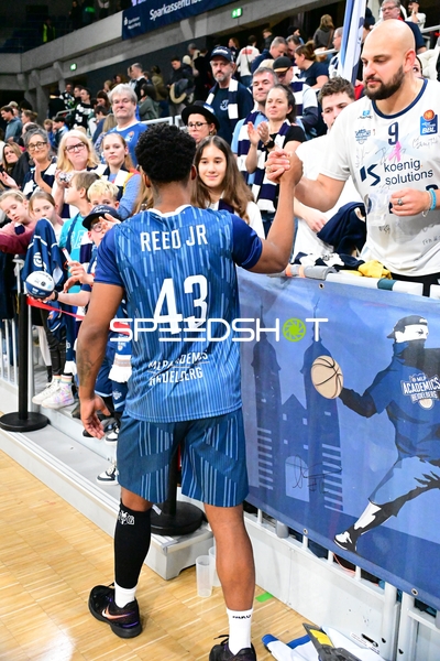 Begrüßung am Spielfeldrand