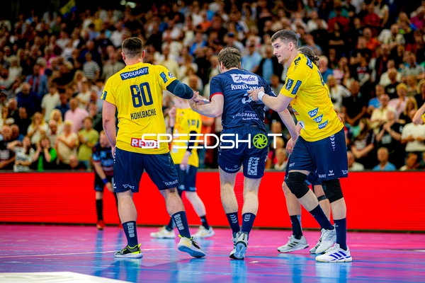 defensive Aktion Jannik Kohlbacher (80;Rhein Neckar Löwen), Oskar Czertowicz (26;SG Flensburg Handewitt)