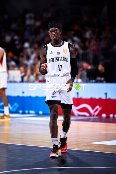 Dennis Schröder (17; Deutschland) auf dem Court