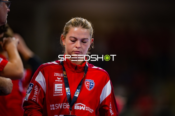 Lisa Frey (99; SG BBM Bietigheim) im Team-Umfeld