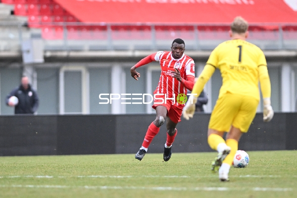 Spieler läuft auf Torwart