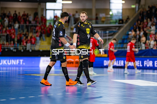 Bartlomiej Bis (9; HSC 2000 Coburg) und Jakob Kassing (20; HSC 2000 Coburg) positionieren sich