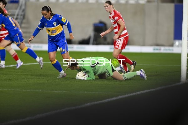 Torwartin sichert Ball