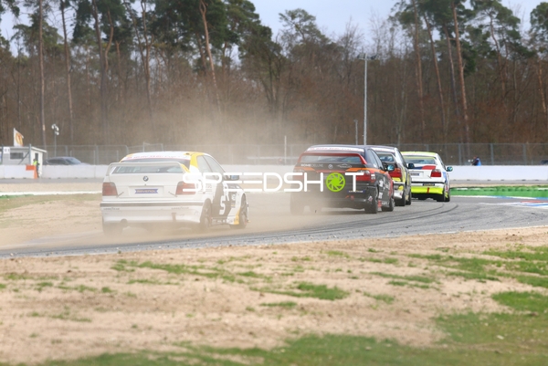 Rennwagen in Aktion auf der Rennstrecke