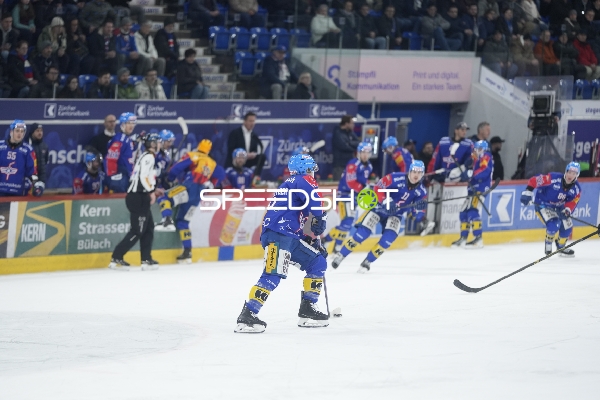 Steve Kellenberger (19; EHC Kloten) mit Puck in Aktion