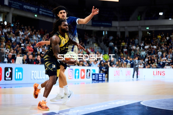 Erol Ersek (11; MLP Academics Heidelberg) gegen Tray Buchanan (2; MHP Riesen Ludwigsburg)