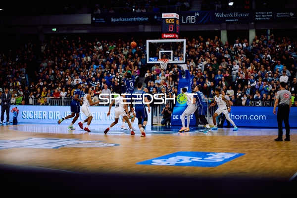 Ein Spieler von MLP Academics Heidelberg versucht einen Wurf über die Verteidigung von Brose Bamberg.