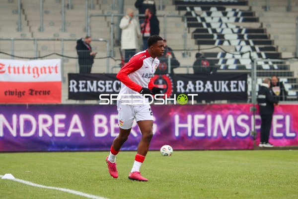 Mansour Ouro-Tagba (27; VfB Stuttgart II) auf dem Feld