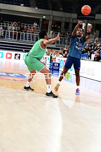 DJ Horne (0; MLP) wirft, Dexter Akanno (2; Gladiators Trier) verteidigt