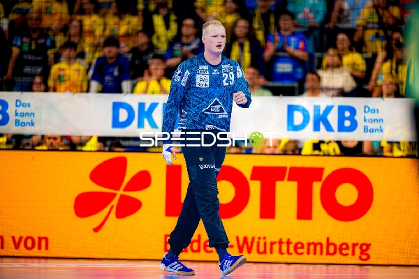 Torwart David Späth (29; Rhein Neckar Löwen) am Ball
