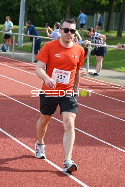 Läufer mit Startnummer 331