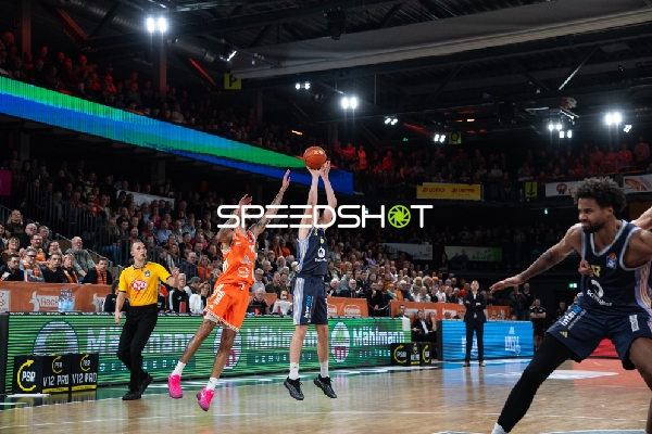 Malte Delow (6, Alba Berlin) mit Wurf