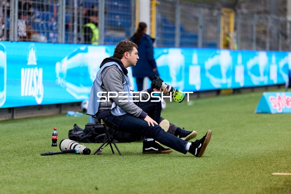 Fotograf am Spielfeldrand