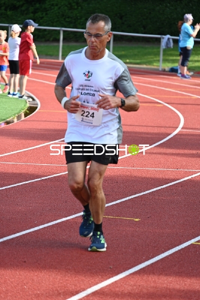 Läufer mit Startnummer 224 auf der Bahn