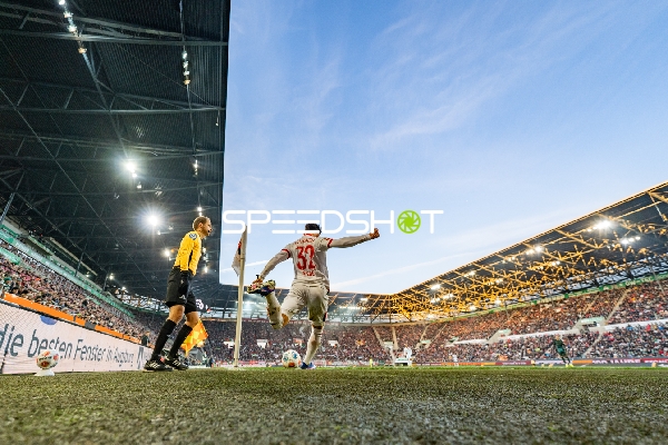 Eckstoß von Fabian Rieder (32; FC Augsburg)