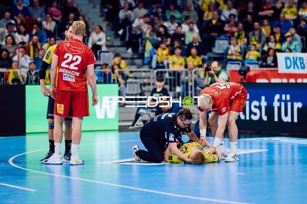 Ein Spieler der Rhein-Neckar Löwen wird auf dem Spielfeld versorgt.