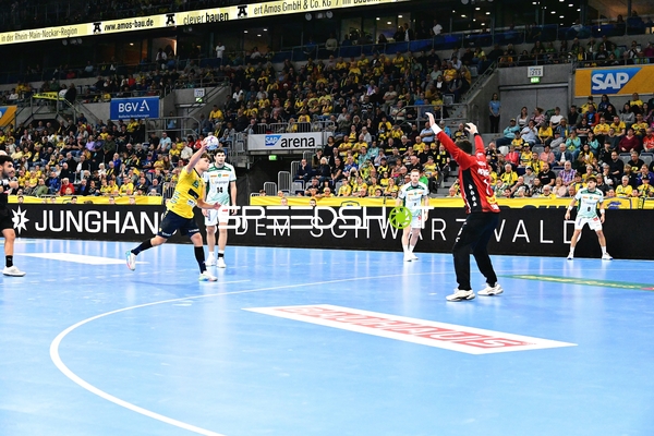 David More (15; Rhein Neckar Löwen) wirft aufs Tor