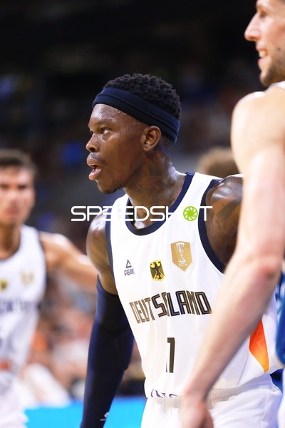 Dennis Schröder (17; Deutschland) auf dem Court