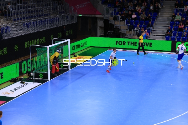 Torwart Necip CILKIZ (26; Türkei) und Josef TOMS (10; Tschechien) mit Ball