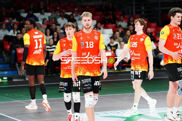 Spielszene mit Nimo Benne (21; BADEN VOLLEYS SSC Karlsruhe), Maximilian König (18; BADEN VOLLEYS SSC Karlsruhe) und Denir Hadzic (3; BADEN VOLLEYS SSC Karlsruhe)