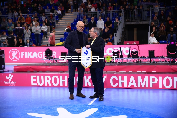 EuroHockey Indoor Championship Wimpeltausch