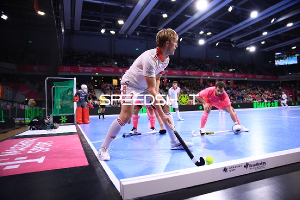 Nicolas Proske (7; Deutschland) mit Ball