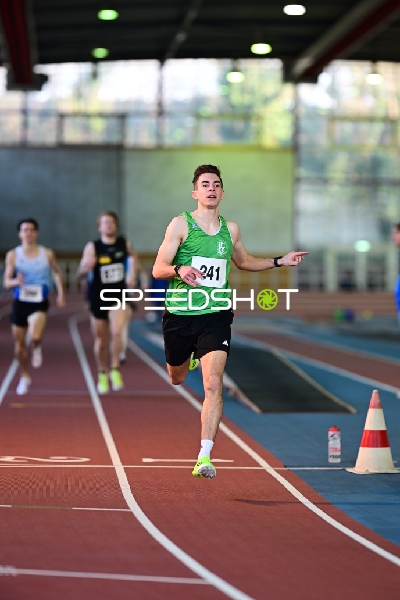 Weis Julian auf der Bahn