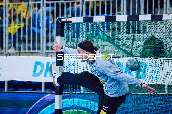 Torwart pariert einen Ball