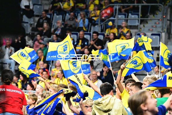 Fans feiern mit Fahnen