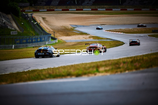 Mehrere Fahrzeuge auf der Strecke