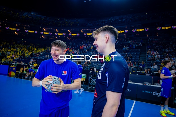 Niklas Michalski lacht während des Warm-ups