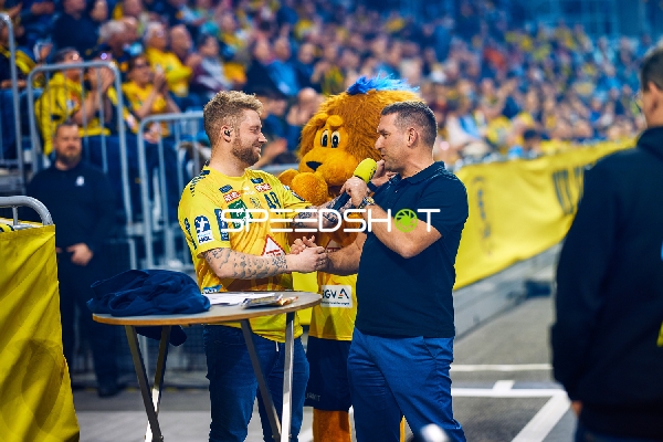 Interview oder Diskussion am Spielfeldrand