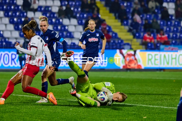 Torwart sichert Ball