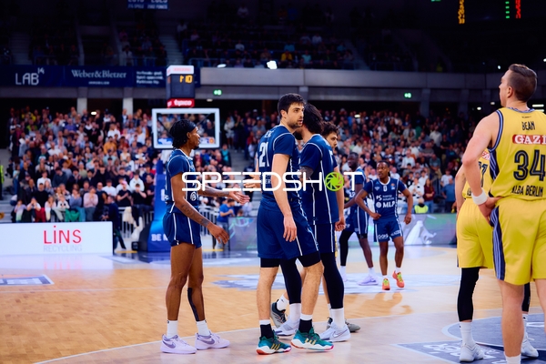 Spielern diskutieren während des Spiels