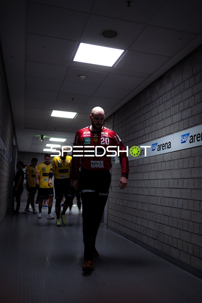 Mike Jensen (20; Rhein Neckar Löwen) verlässt den Gang