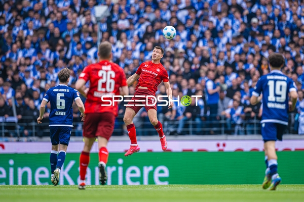Kopfball Jannik Mause (18, 1. FC Kaiserslautern), Leon Jensen (6, Karlsruher SC), Filip Kaloc (26, 1. FC Kaiserslautern)