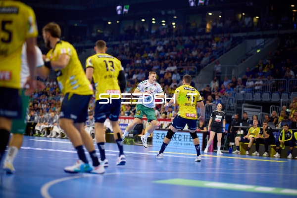 Spieler kämpfen um den Ball