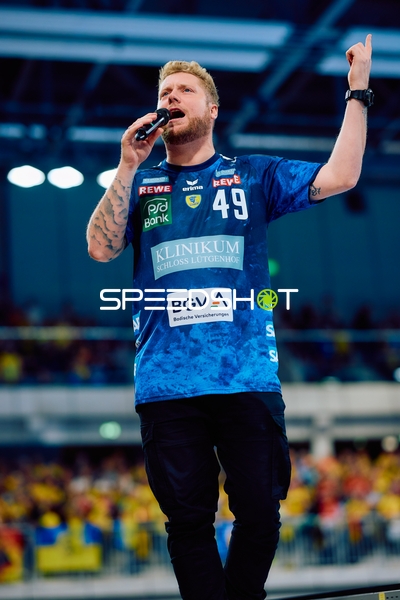 Ein Spieler von den Rhein Neckar Löwen spricht ins Mikrofon.