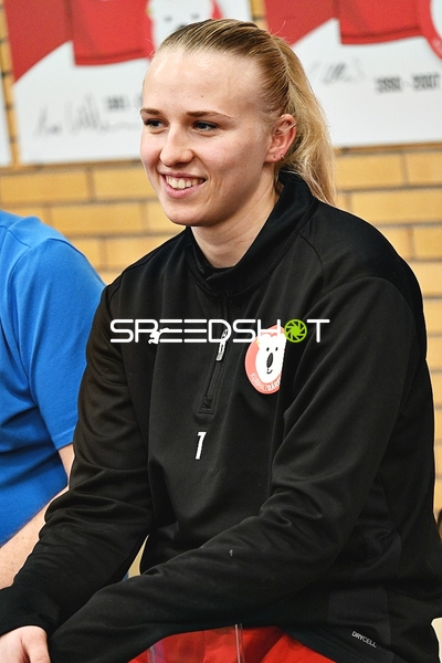 Spielerin der Kurpfalz Bären entspannt sich vor dem Spiel