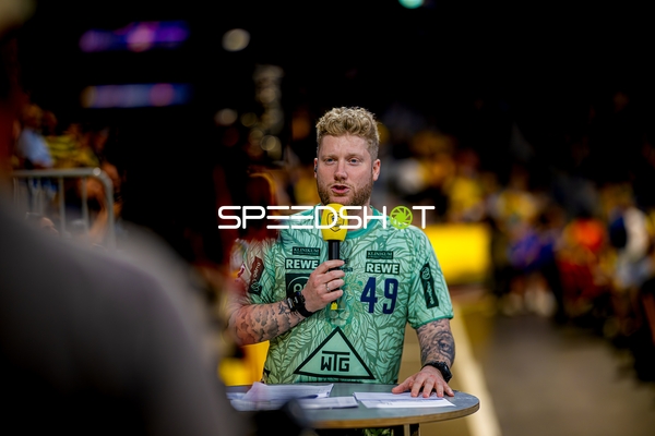 Moderator spricht beim Handball-Event